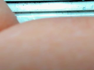 おしっことおならが我慢できなくて窓の外へ向かって放屁と放尿。