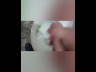 Mi masturbo e sborro pensando alla mia ex