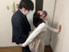 彼氏のチンポが待ちきれない清楚な彼女は仕事帰りの彼氏のチンポを即尺する。最後はもちろん中出し - Screenshot 5 of 16 - フェラ