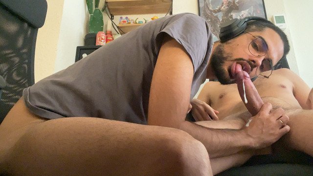 jerking off watching porn with my friend, I suck him and he cums in my mouth