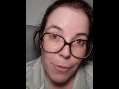 Chica se toca hasta correrse