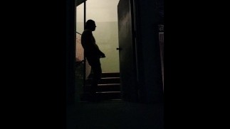 на лестничной клетке