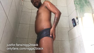 Der große Kerl zeigt sich beim Baden