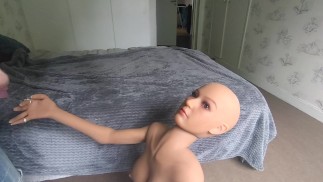 Смелая секс-кукла получает большую порцию спермы