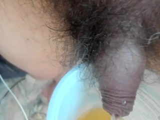 Писает в баночку из-под йогурта