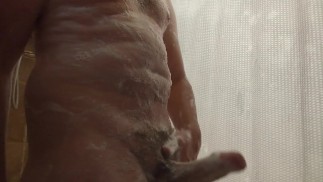 Играю со своим толстым членом в душе