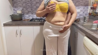 Большая Booty женщина дези ублажается мужем подруги на кухне - громкие поцелуи и стоны