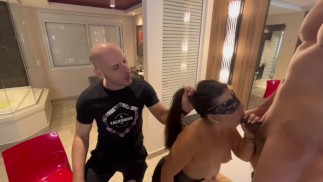 戴绿帽子的丈夫给妻子一个大鸡巴让他面前操，这让他的妻子大吃一惊