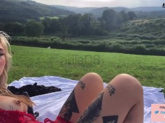 Petite française alt aux gros seins tatoués se god dans un pré à la campagne avec vis à vis