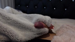 После душа окантовка мастурбирует, пушистая дрочка