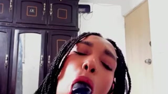Первая анальная пробка у Latina College Girl