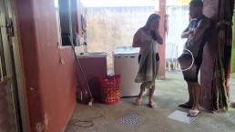 我的妻子离开了，女仆无法抗拒我勃起的鸡巴