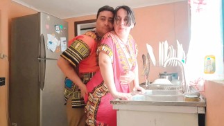 继子在中午做饭时操了他的印度继母