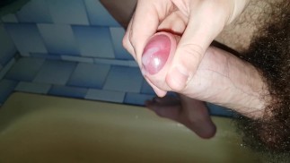 UN SACCO DI SPERMA DAL MIO GROSSO CAZZO! La sborra mi scorre sulle mani! Le mie mani sono ricoperte di sborra