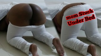 Мачеха с большой застряла под кроватью, когда она убирает мою комнату, тогда ей нужна помощь, чтобы уничтожить ее большую