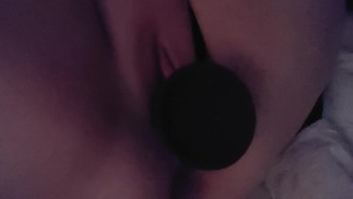 Шлюшка рожает огромный надувной фаллоимитатор для мастера