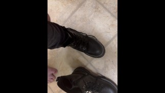 Boot try-on + toe wiggling