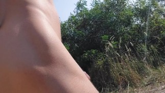 Publiczny rejs na plaży nudystów nie powiódł się, więc młody Twink musiał zadowolić kutasa w lesie