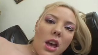 Die sexy Barbie Love lässt ihre großen Titten blasen während sie gefickt wird