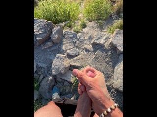 Спортивный мужчина быстро мастурбирует после исследования руин