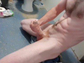 Подросток жестко кончает после тренировки в спортзале (ястреб на члене)