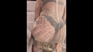 Писает на парковке Макдональдса