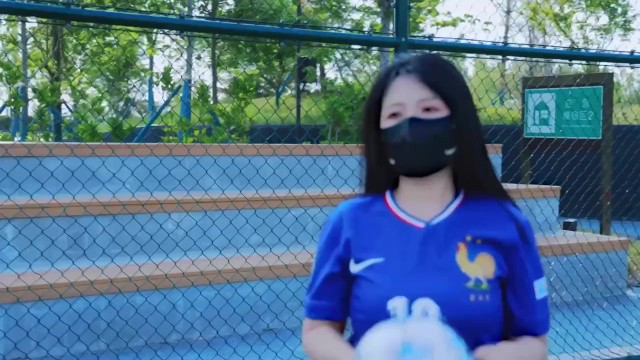 足球少女的浪漫邂逅：嫩足学妹的高潮～完整版关注fansly，互动关注推特哦！