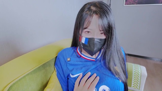 足球少女的浪漫邂逅：嫩足学妹的高潮～完整版关注fansly，互动关注推特哦！