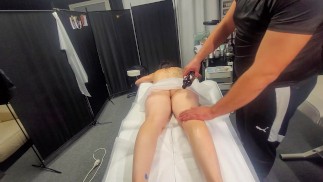 Perverser Masseur, der mit Kunden unangemessen ist Es hat gerade erst angefangen!