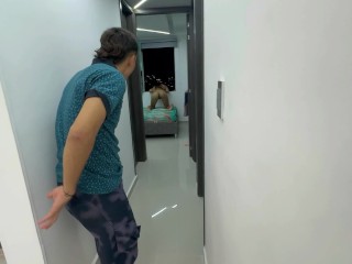 Me Follo Duro a Mi Compañera De Apartamento Mientras Observa Por La Venta y La Pongo Cachonda Hasta