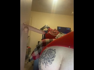 Thick 荡妇弯腰并采取假屌第 2 部分