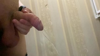 Необрезанный член с большими яйцами писает в туалете друзей