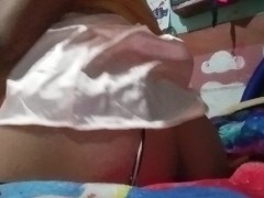 Holvs comiéndose una polla de plástico con su gran culo