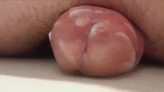 Пол кажется таким гладким на фоне большого толстого члена дедушки