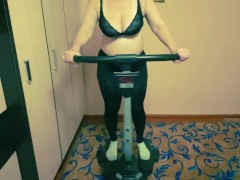 Фигуристая Катерина занимаеться на тренажере и подставляет дырочку к члену поклонника - Screenshot 2 of 16 - кончил на грудь