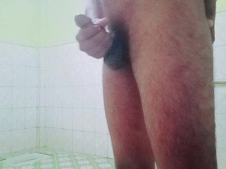Возбужденный Guy мастурбирует свой большой член до камшота