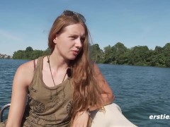 Ersties - Die schöne Alba masturbiert draußen in der Natur