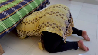 Hot мама застряла под кроватью пасынка, когда убирала его комнату!