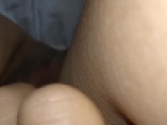 クリトリスに溜まった垢を黒綿棒で綺麗にします♥️