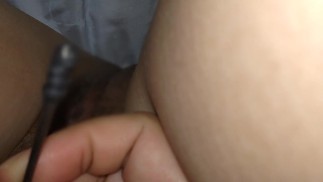 クリトリスに溜まった垢を黒綿棒で綺麗にします♥️