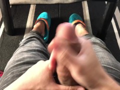 仕事前にデカくて、厚い包茎チンポをしこりたくなったの。気持ち良かったよ。 - Screenshot 1 of 16 - Handjob