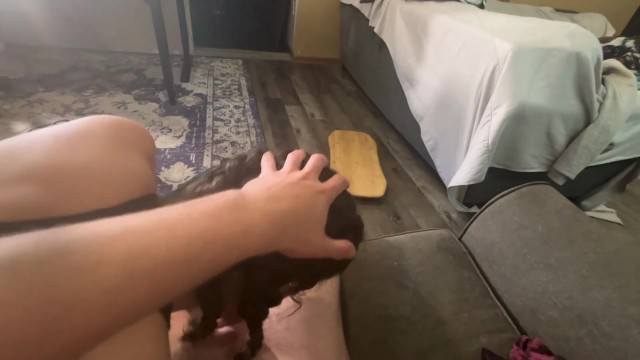 18-летняя шлюшка пожирает мой хуй