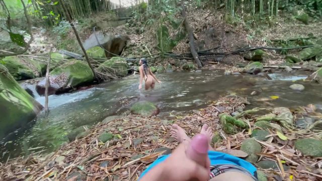hermanastra se baña en el rio, mientras la observa me masturbo hasta terminar follando su rico culo