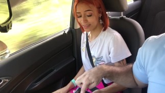 Une rousse riche me laisse utiliser le contrôle de son vibromasseur.