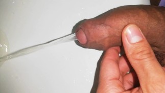 отчаянно долгое и приятное писание в общественном туалете, они меня чуть не застукали, крупный план