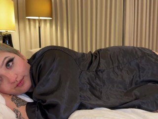 Casting Curvy: Sharing Bed on Vacation with Thick little StepSister