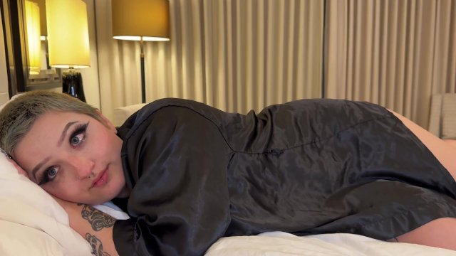 Casting Curvy: Sharing Bed on Vacation With Thick Little StepSister