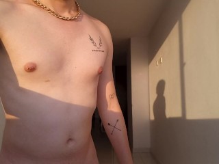 Niñato Colombiano Twink Se Queda Solo En Casa y Se Pone a Bailar Desnudo