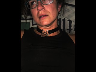 Dirty_Ruth 正在玩她的阴户，穿着一件黑色的小裙子被操