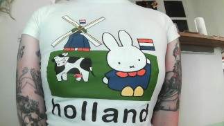 без бюстгальтера в обтягивающей рубашке